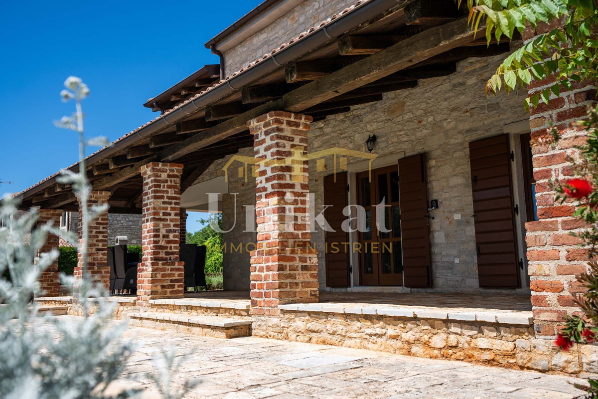 Poreč okolica: Kamnita vila s bazenom